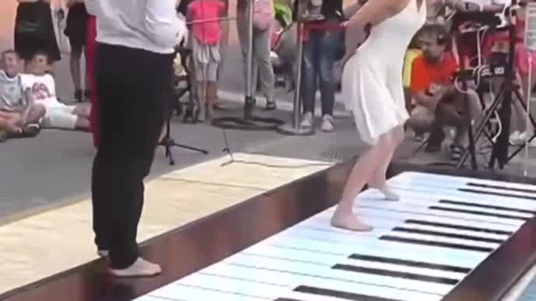 Large Floor Piano Dancing